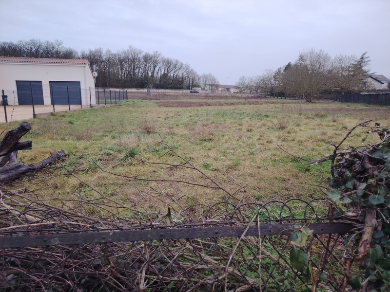 Beau Terrain de 1353 m² Neuville de Poitou proche centre ville