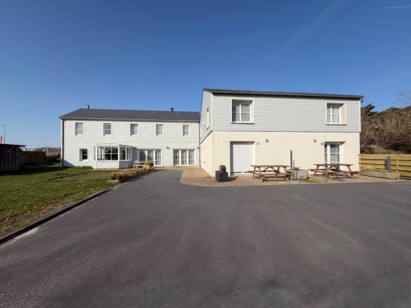 Ensemble immobilier de deux maisons avec activité de chambres d’hôtes – À 150 m de la mer à CREANCES (50)