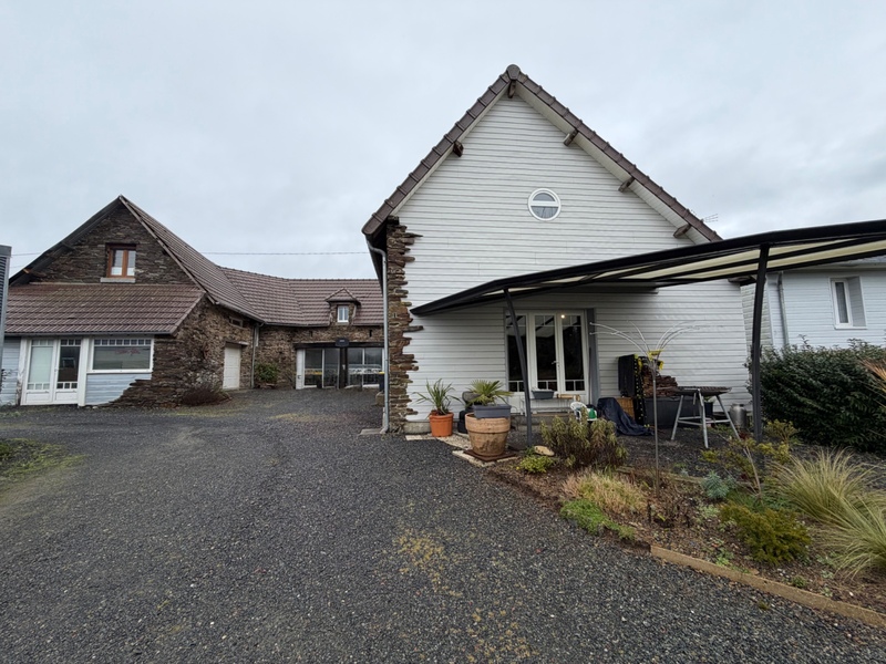 Maison en pierre de caractère – 175 m² habitables – Dépendances 100 m² – LA BARRE DE SEMILLY (50)