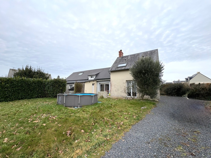 Maison familiale avec 4 chambres – 3 480 m² de terrain clos – Double garage – Canisy (50)