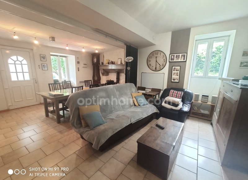 Charente, Roussines. Maison de campagne avec grange attenante, jardin, carport