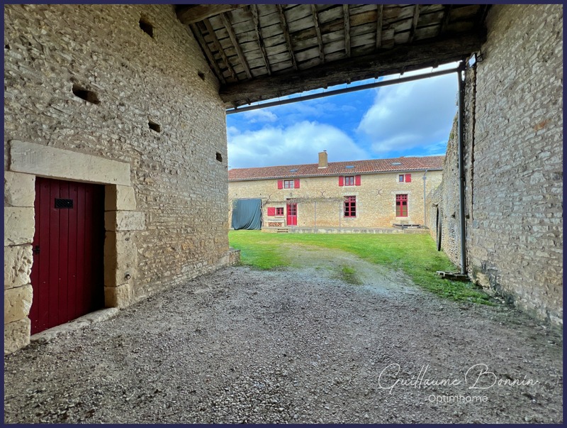 Maison / Longère 7 pièces en pierre apparente rénovée - 230m² + dépendances - cour et jardin à 35mn de Poitiers