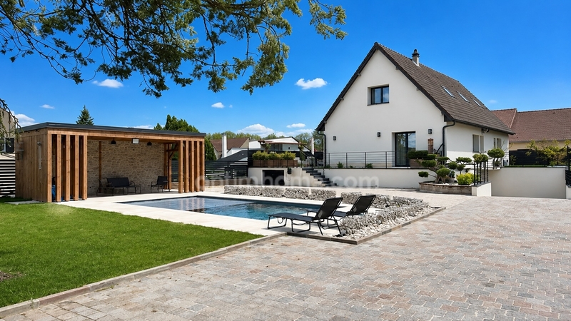 Maison familiale rénovée avec prestations haut de gamme – DPE A – Piscine chauffée– Environnement privilégié ✨