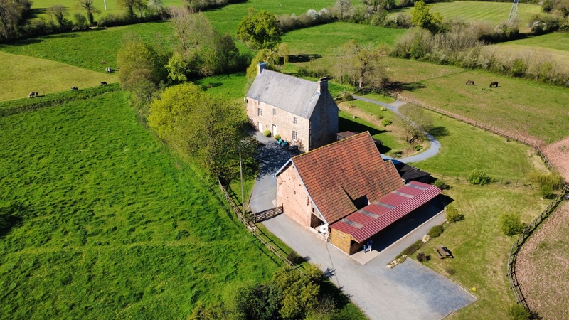PROPRIÉTÉ ÉQUESTRE DE CARACTÈRE – 3,3 HECTARES – HABITATION + GÎTE + DÉPENDANCES  LE DEZERT (50)