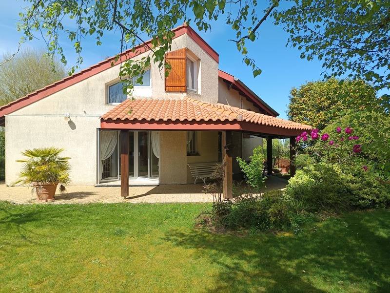 Maison d’Architecte Lumineuse 4 chambres , Piscine et Grand Jardin Paysager