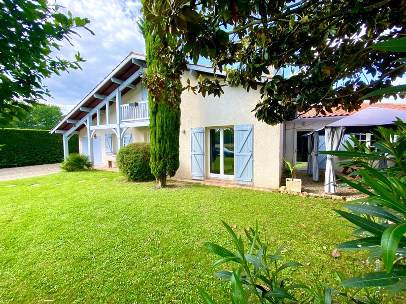Maison pleine de charme de 5 pièces (DPE C/A) en excellent état avec grand terrain Proche de VILLENEUVE DE MARSAN (40) à SAINT GEIN