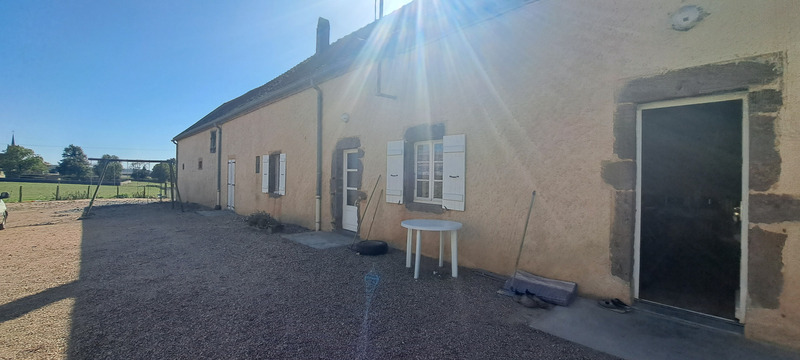 FERMETTE A RÉNOVER AVEC GRANDS BATIMENTS, DÉPENDANCES ET SES 2 HA DE TERRAINS LIBRES