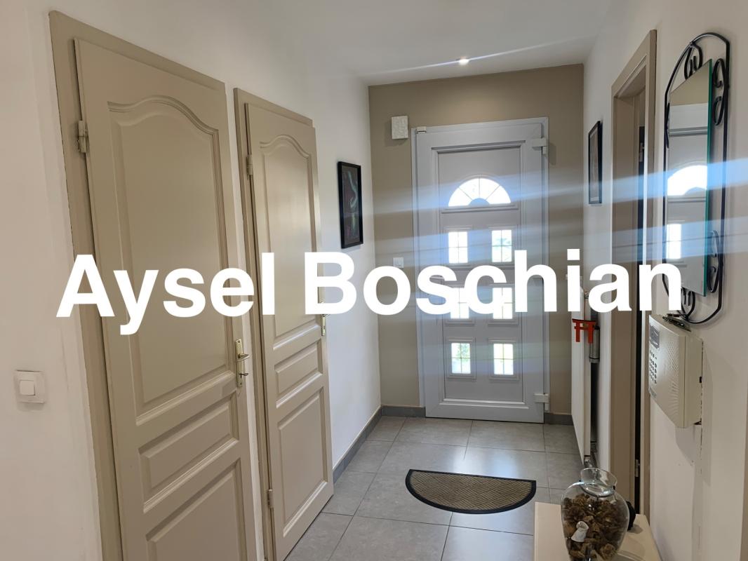 MAISON INDIVIDUELLE - PLAIN- PIED- 128M2 -4 CHAMBRES - 3 GARAGES - PARKING- TERRAIN - SOUS-SOL COMPLET -LEXY