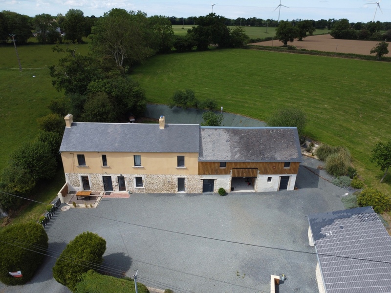 Maison en pierre et masse entièrement rénovée avec dépendance MÉAUTIS (50)