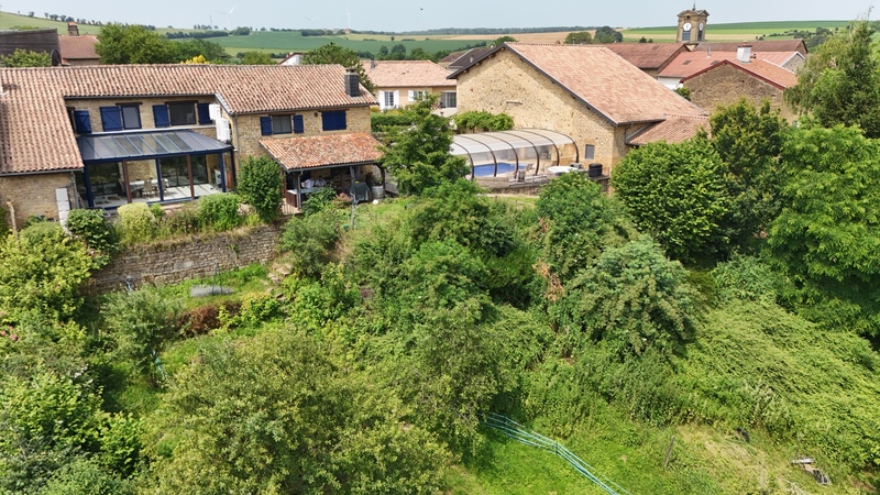 Ancien corps de ferme rénové avec piscine, grange et studio indépendant : un véritable havre de paix aux portes de la Belgique et du Luxembourg