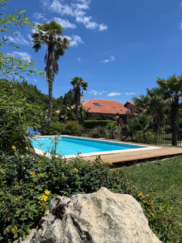 Rentabilité & Qualité de vie : Ensemble immobilier avec 5 logements, maison et piscine à Eugénie-les-Bains