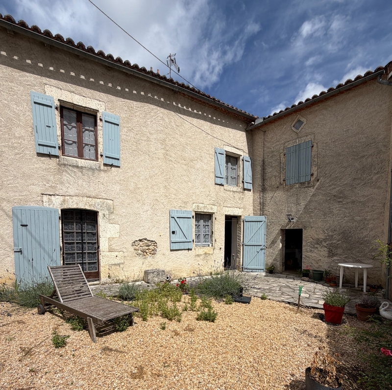 Vouzan. Maison 159 m² avec garages et dépendances