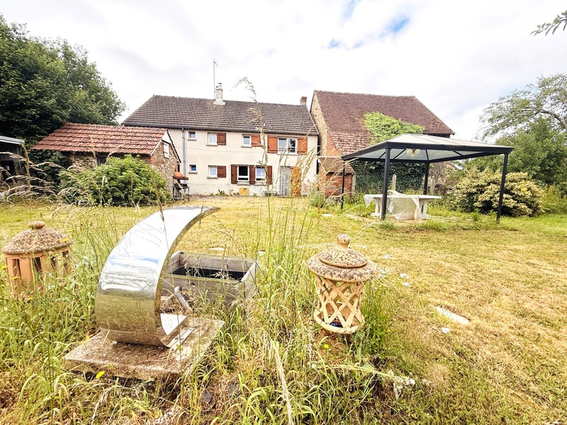Maison de caractère en pierre, 134m², 4 chambres, Terrain de 2 668 m², proche des Trois Lacs 129 900 €