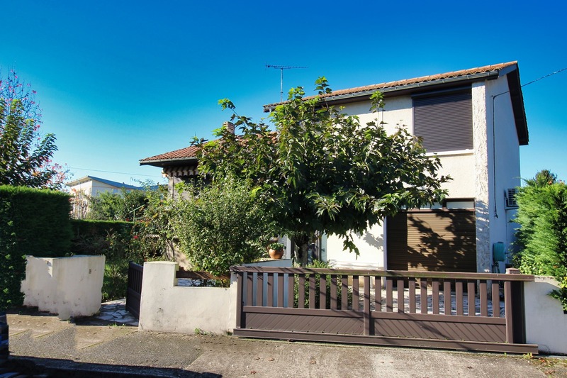 Coup de cœur ! Maison familiale 108 m² – Terrain 842 m² – Bureau, Garage et Dépendances