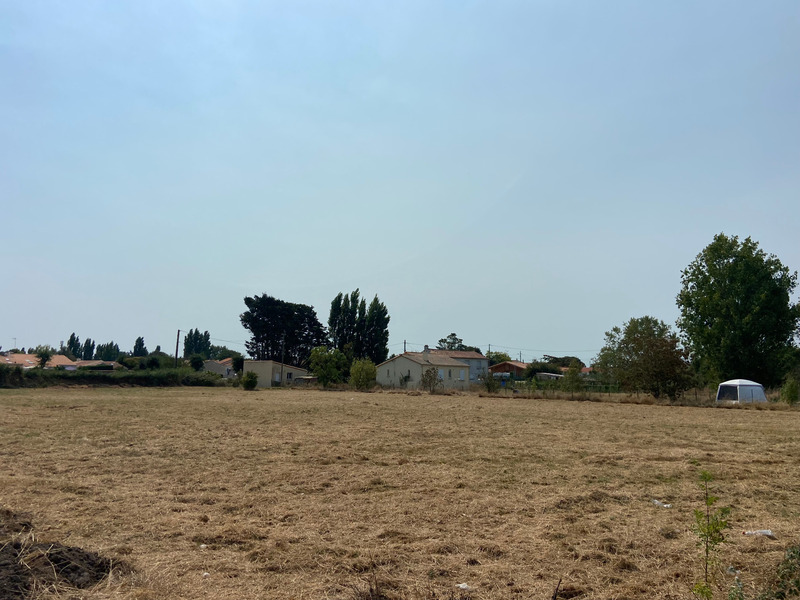 L'AIGUILLON SUR MER (85) PROCHE PLAGES ET COMMERCES AU CALME TERRAIN A BATIR 1652M² LIBRE CONSTRUCTEUR