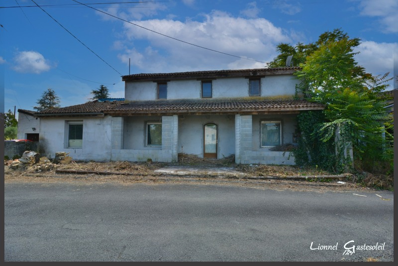 Ensemble deux maisons à rénovées en integralité à vendre avec terrain sur la communes  LIGUEUX (33)