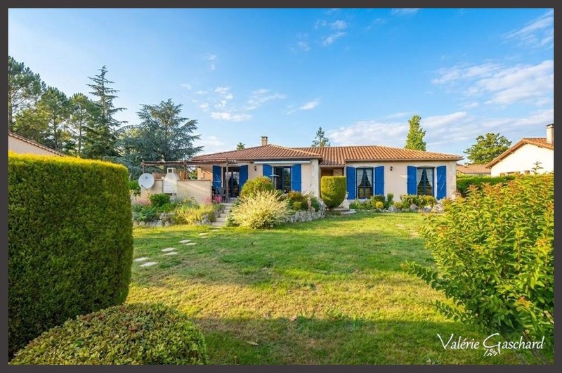 MONTPON-MÉNESTEROL - Maison de plain pied de 3 chambres, double garage et jardin de 3700 m²