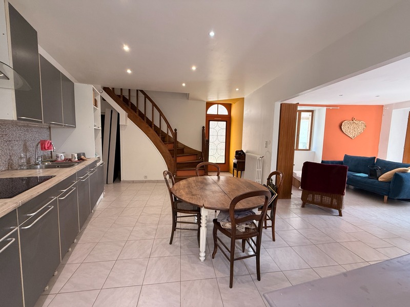 EN EXCLUSIVITE ! Maison de 131m², 5 chambres, avec courette, centre ville, 79 000 €