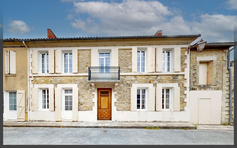 Maison de ville en pierre avec jardin et deuxième logement, cœur de village à vendre 13 pièces à VILLEFRANCHE DE LONCHAT (24)