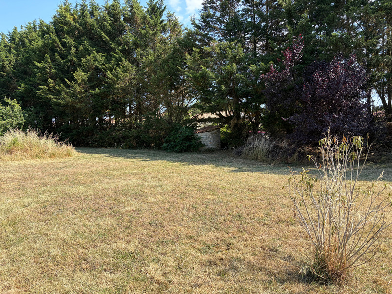 LAVAU (85) AU CALME ABSOLU CADRE CAMPAGNE SUPERBE TERRAIN A BATIR 1500M² HORS LOTISSEMENT A VIABILISER