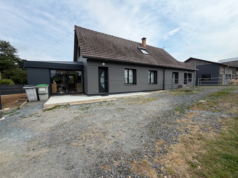 À quelques minutes de Périers – Propriété avec habitation familiale, hangar professionnel et bureaux sur 4 104 m² (50)