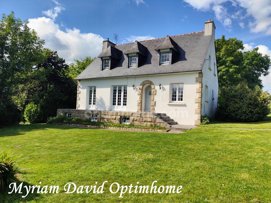Maison familiale à rénover avec vue sur le lac de Glomel – 5 chambres – 2 000 m² de terrain
