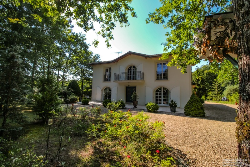 Une maison de Maître contemporaine à Candresse avec dépendances et son jardin de 2500m2 arboré