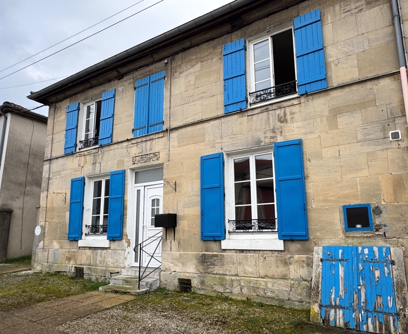 BELLE MAISON DE VILLAGE AVEC DÉPENDANCES ET JARDINET