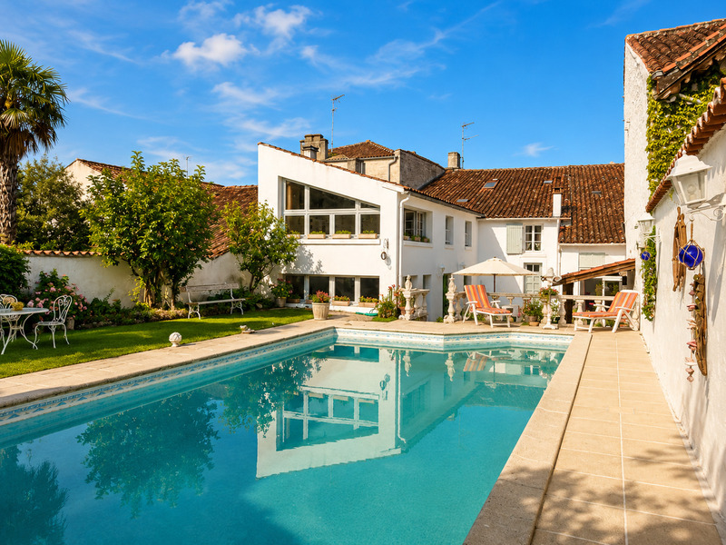 Maison d'habitation 7 pièces à vendre plus trois revenus locatifs MATHA (17)