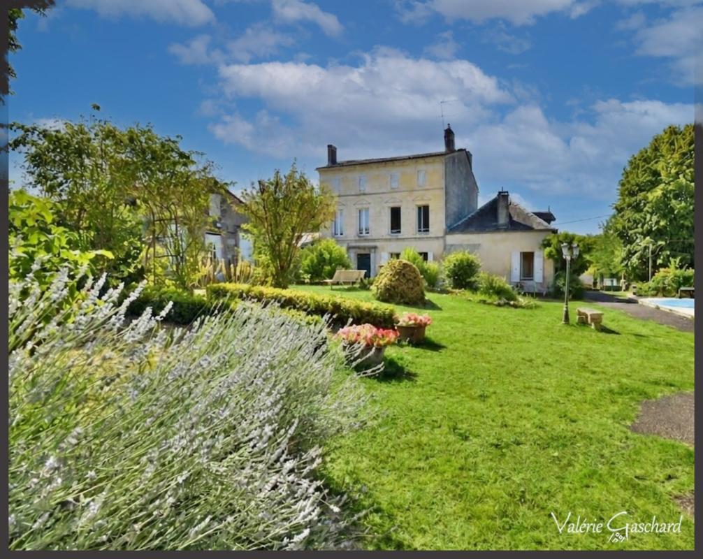 St Antoine sur l'isle  ( Gironde) - Maison en Pierre 250 m² + dépendance et piscine