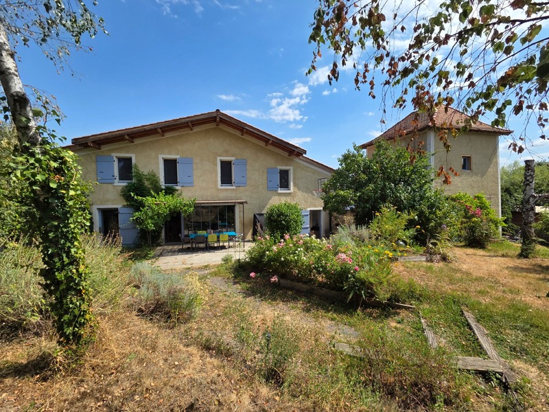 EXCLUSIVITE / Très belle maison avec dépendances et terrain / 63160 Glaine Montaigut