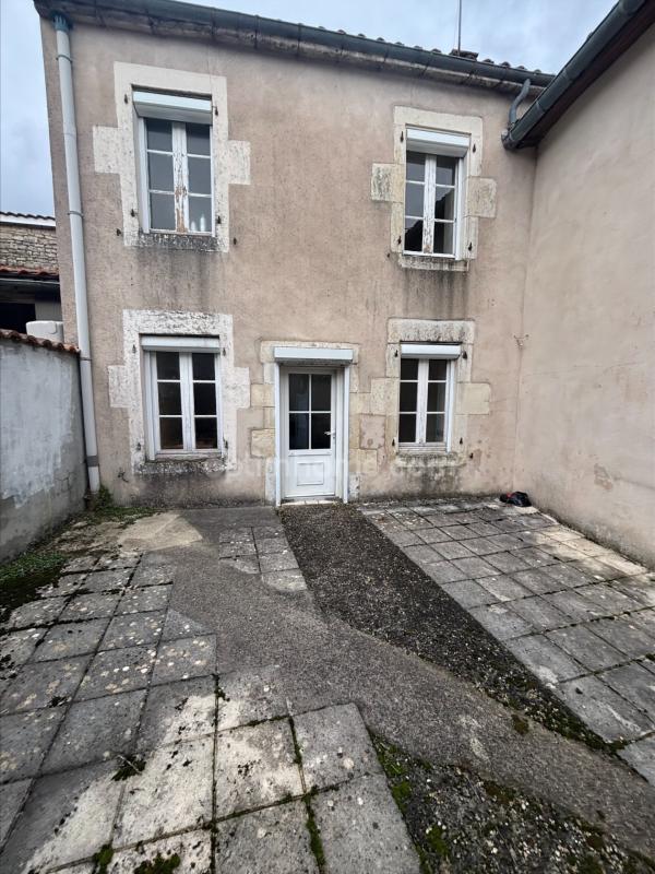 Maison familiale 120 m² à Xambes – 3 chambres, garage et cour intérieure – Secteur calme