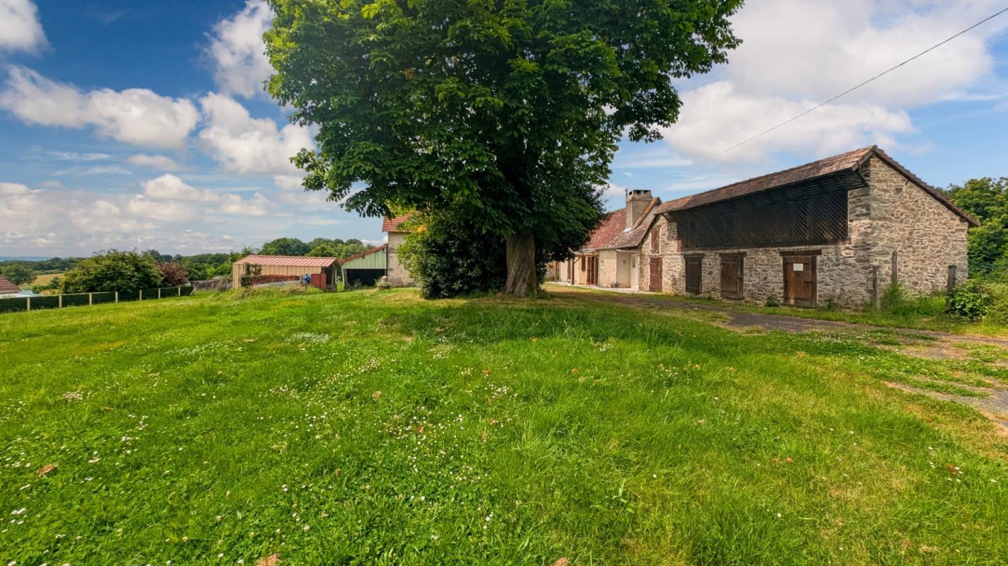 Salagnac fermette avec plus de 2 hectares de terrain et dépendances