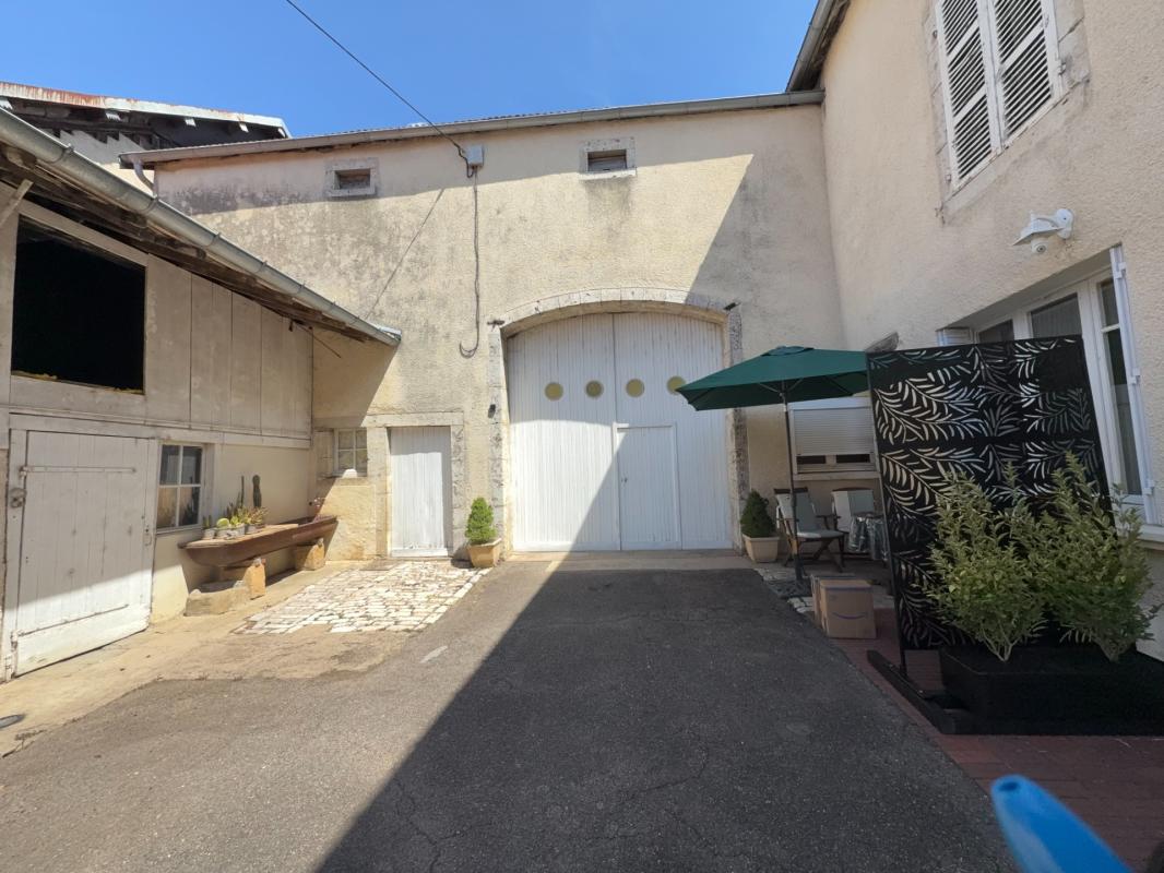Maison en pierre avec 350 m² de dépendances, jardin et terrasse – Genevrières (52)