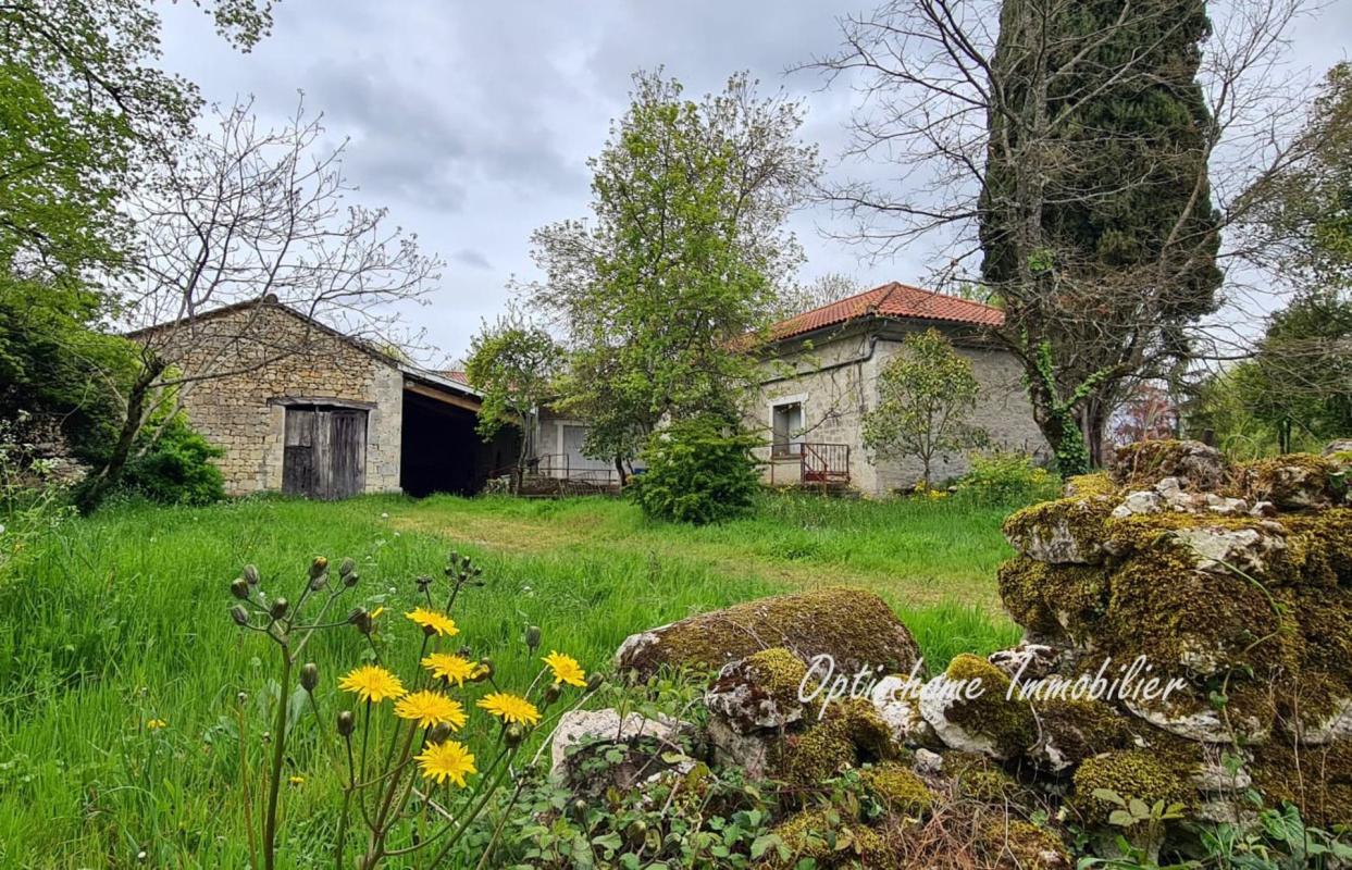Corps de ferme en pierres avec terres