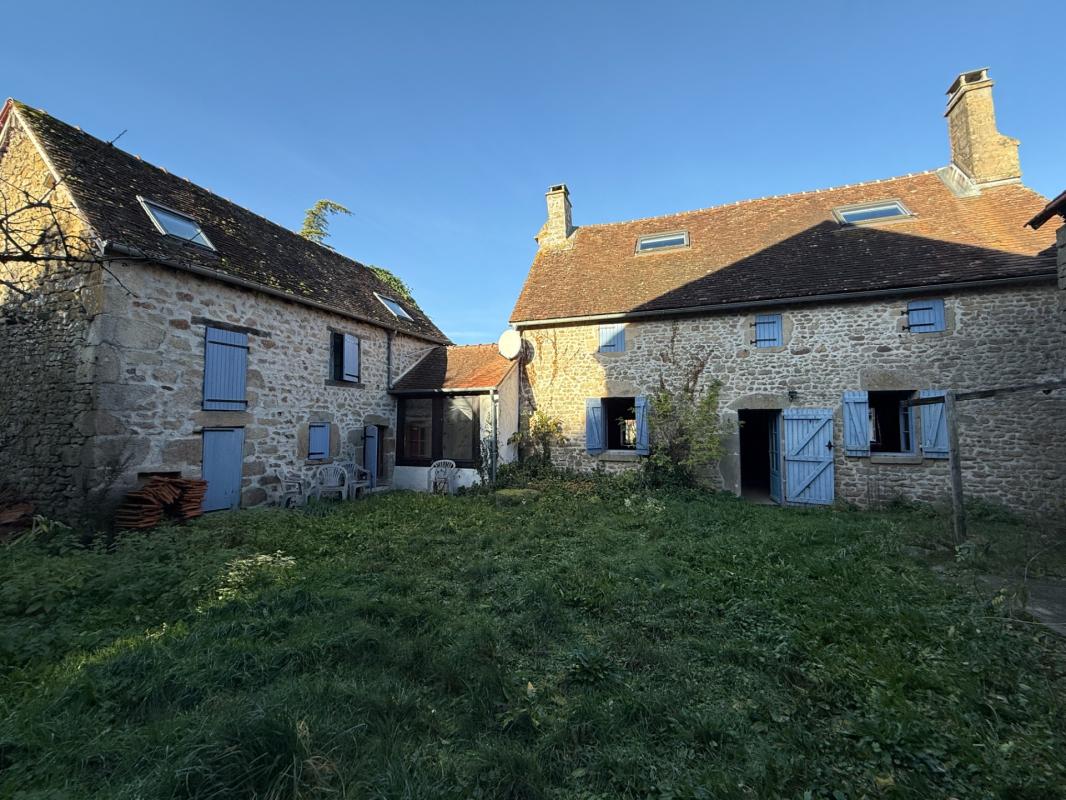 BELLE OPPORTUNITE ! Maison en pierre de 165m², pleine de charme, 4 chambres, Cour intérieure de 379m² 93 000 €