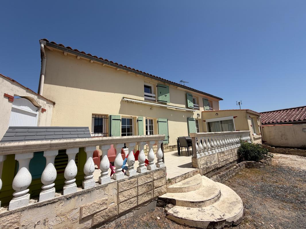 BESSAY (85320) AU CALME CHARMANTE MAISON EN PIERRES RENOVEE 3/4 CHAMBRES AVEC DEPENDANCES ET JARDIN