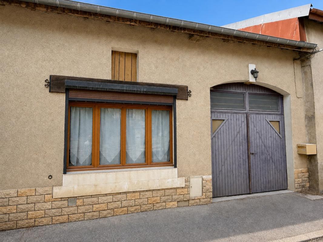 BELLE MAISON DE VILLAGE, 4 CHAMBRES, TERRASSE, JARDINET ET GRANGE