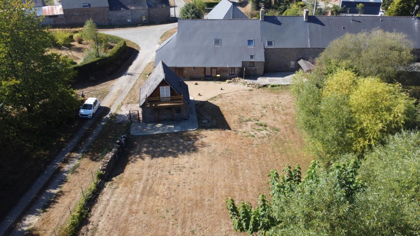 Mellé (35) : Longère de caractère rénovée (5 pièces) avec gîte indépendant, dépendances et potentiel d'aménagement