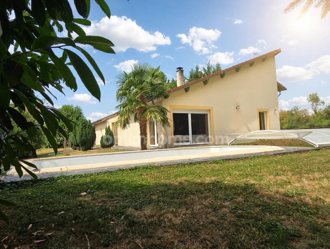 A vendre maison d'architecte avec piscine, 5 chambres, 2 garages et vaste pièce de vie
