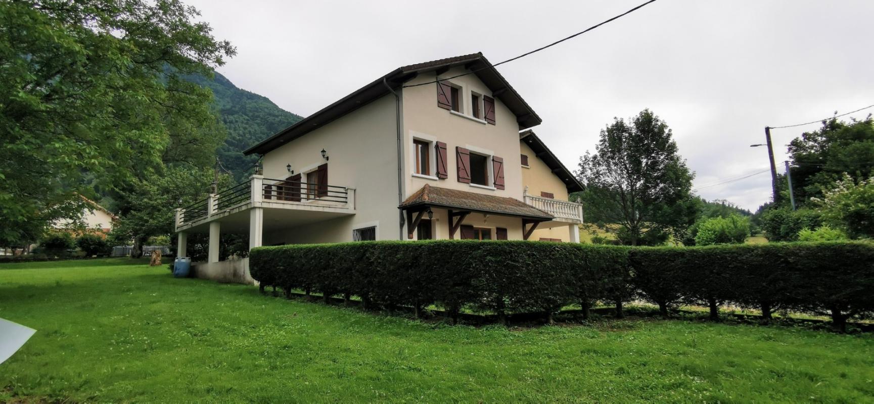 St Joseph de Rivière, spacieuse maison 5P 180 m2 avec terrain de 815 m2 face à la Sure
