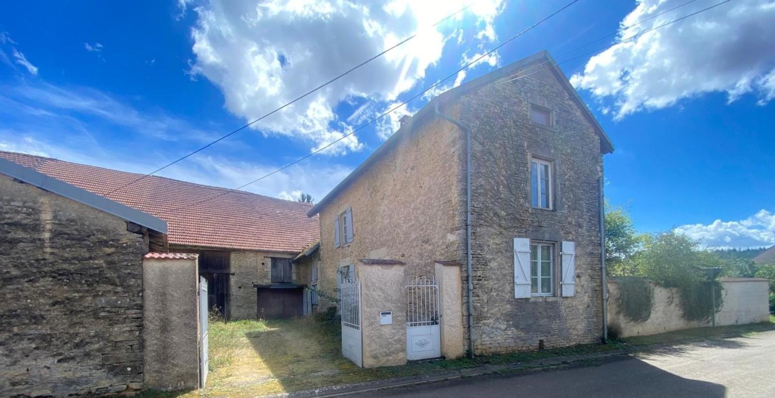 Bâtisse en pierre avec dépendances