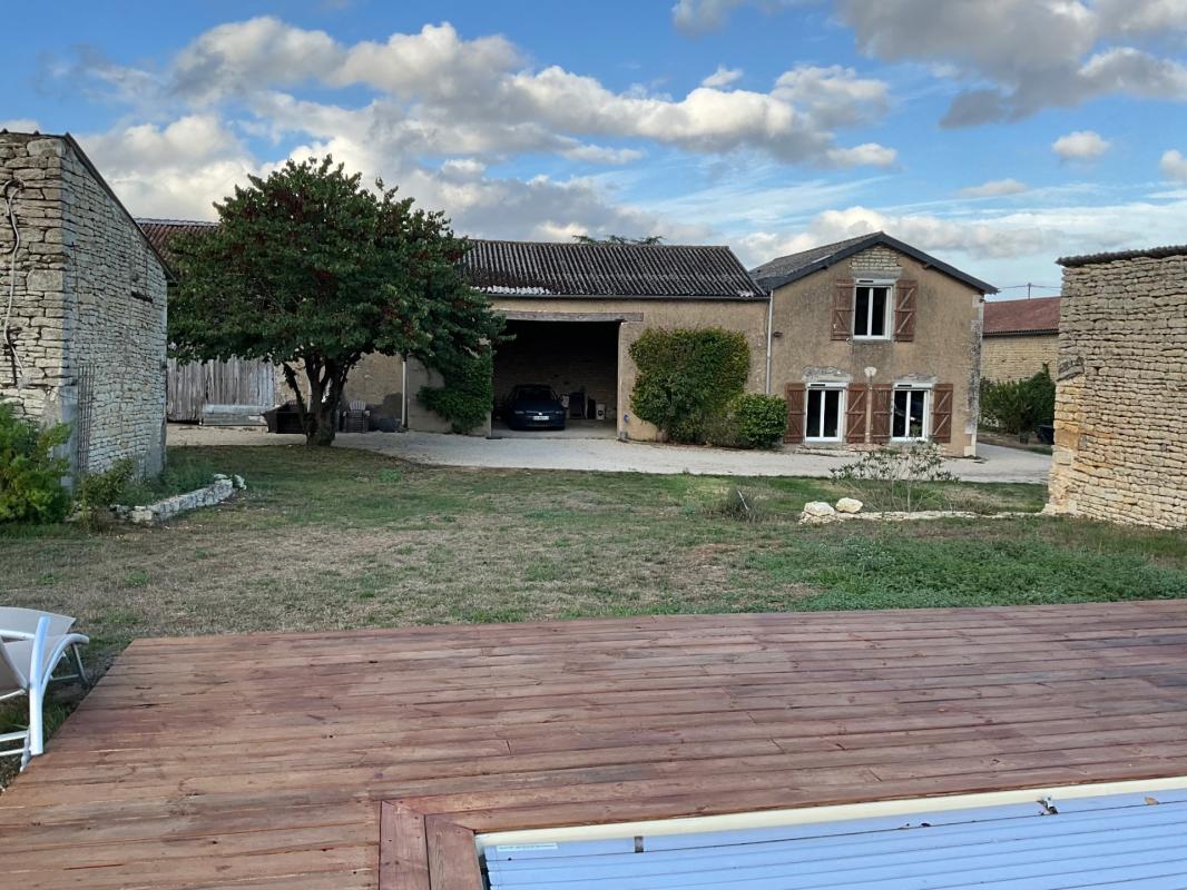 Propriété de caractère en pierre - 376 m² - Piscine chauffée - Panneaux solaires - Champigny à 10minutes de N. de Poitou