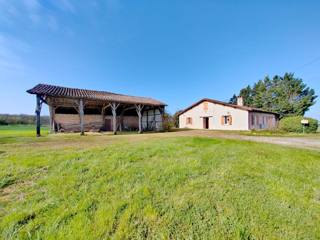 Située à MIRAMONT LATOUR, maison à rénover avec vue panoramique