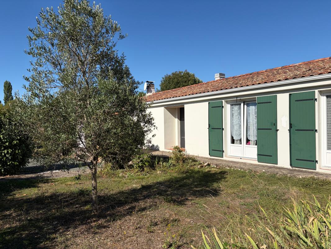 SAINT-JEAN-D'HERMINE (85) - COEUR DE VILLAGE AU CALME - ADORABLE VILLA PLAIN PIED 4 CHAMBRES SUR 1177M²