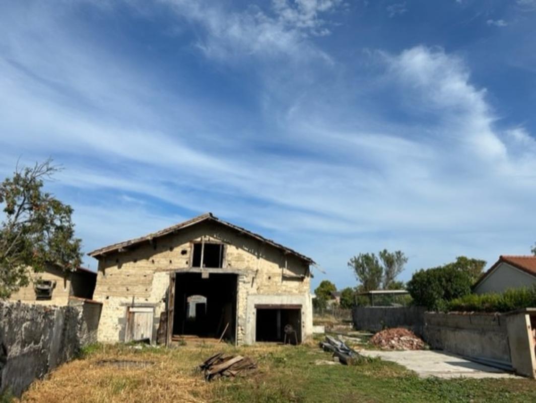CHAMPEYROUX Grange de 200 m2 sur terrain de 950 m2