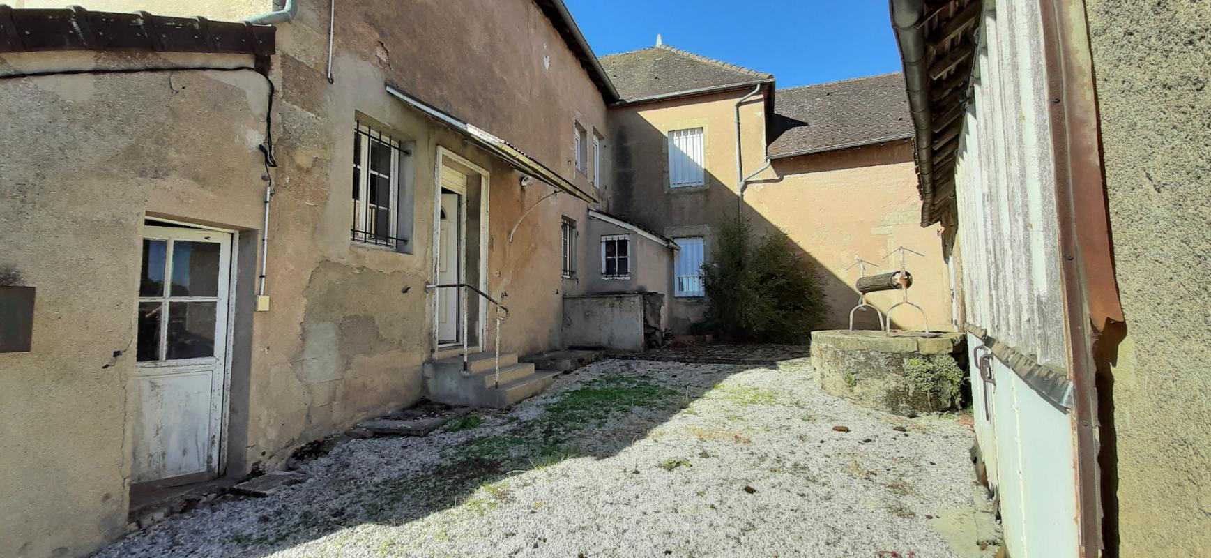 GRANDE MAISON DE VILLAGE A MODERNISER AVEC COUR INTERIEURE ET DÉPENDANCES. MARLY SUR ARROUX (71)