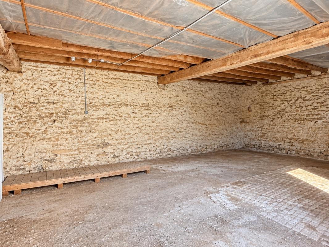 MAISON DE CARACTÈRE EN PIERRE AVEC VASTE TERRAIN CLOS
