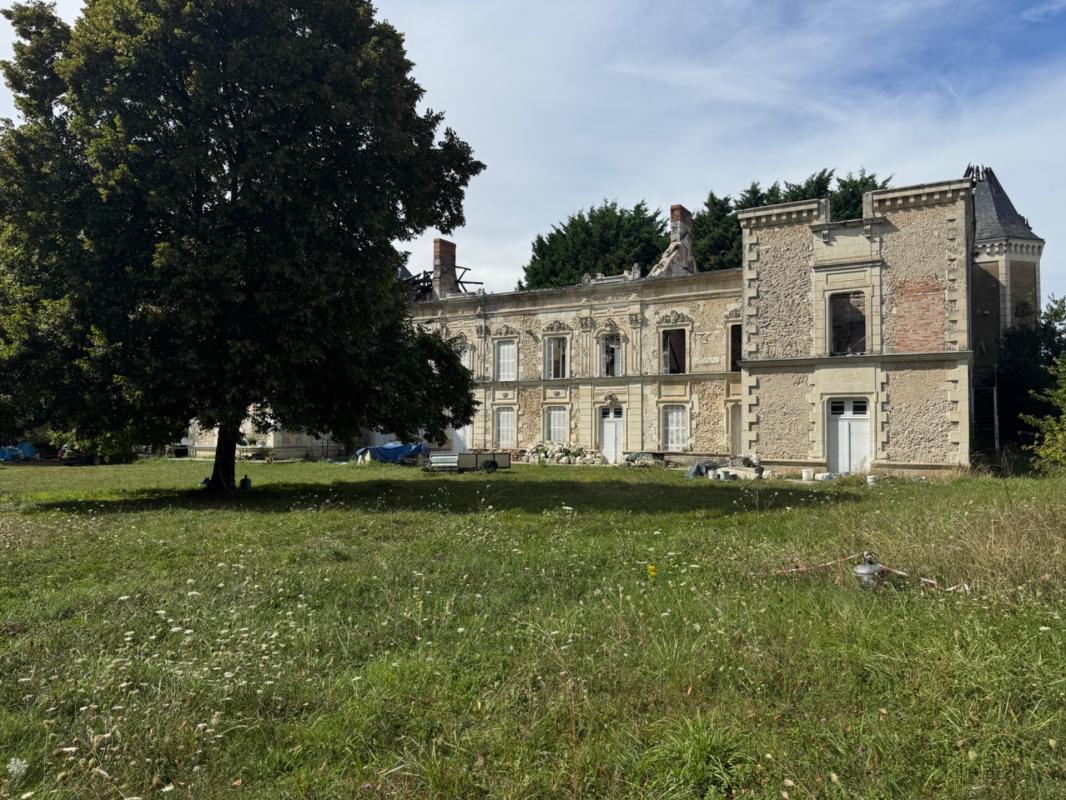 Château de Penchien – Domaine de caractère à réinventer, fort potentiel événementiel et touristique – Mansigné (Sarthe)