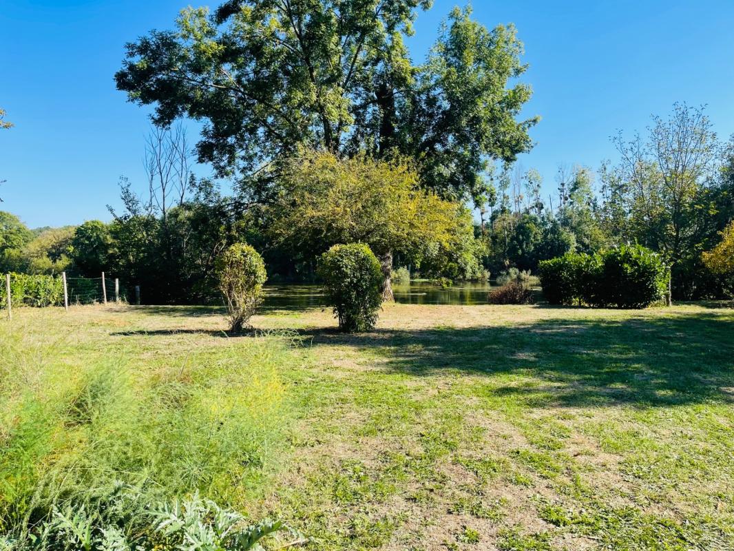 Terrain à vendre * Au bord de la Vienne * Un Véritable Havre de Paix * Terrain Arboré de 1 269 m² CHAUVIGNY (86)